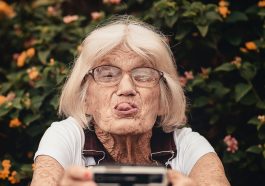 Vieille dame qui prend une photo en tirant la langue pour ses 100 ans