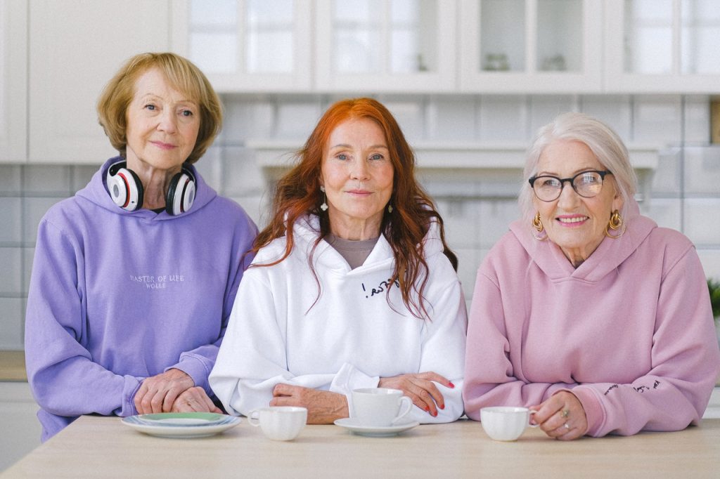 3 femmes âgées qui portent des sweats