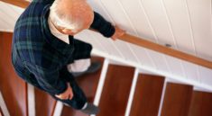 accidents-domestiques-personnes-agees-seniors-escalier-monsieur-vieillesse-retraite-securite-sante