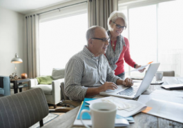 seniors devant ordinateur portable