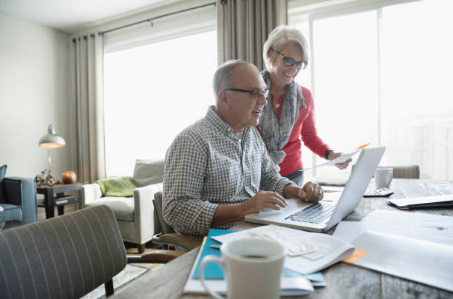 seniors devant ordinateur portable