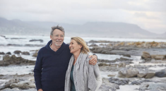 couple de seniors sur la plage