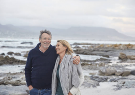 couple de seniors sur la plage