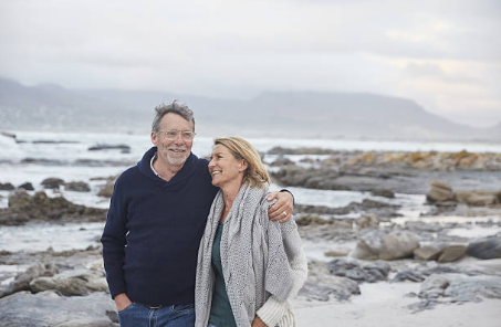 couple de seniors sur la plage