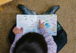 Enfant qui lit un livre seul