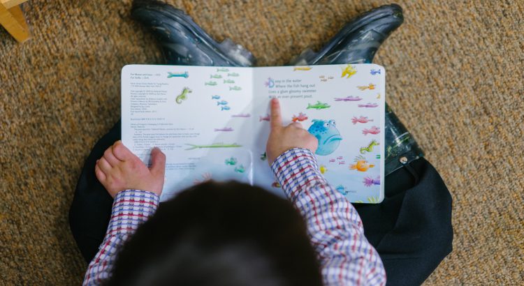 Enfant qui lit un livre seul