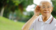 Personne âgée souffrant de presbyacousie qui porte la main à son oreille pour mieux entendre