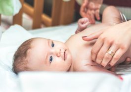 Un bébé couché sur le dos