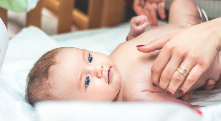 Un bébé couché sur le dos