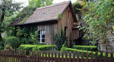 maison en bois avec une clôture