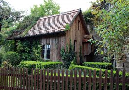 maison en bois avec une clôture