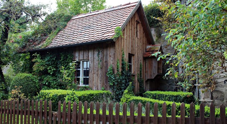 maison en bois avec une clôture