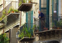 personne âgée au balcon