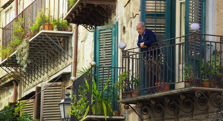 personne âgée au balcon